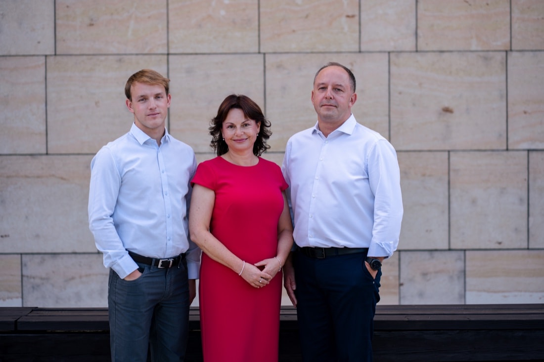 Renata, Pavel a Jan Kostrhunovi před kanceláří RENČ