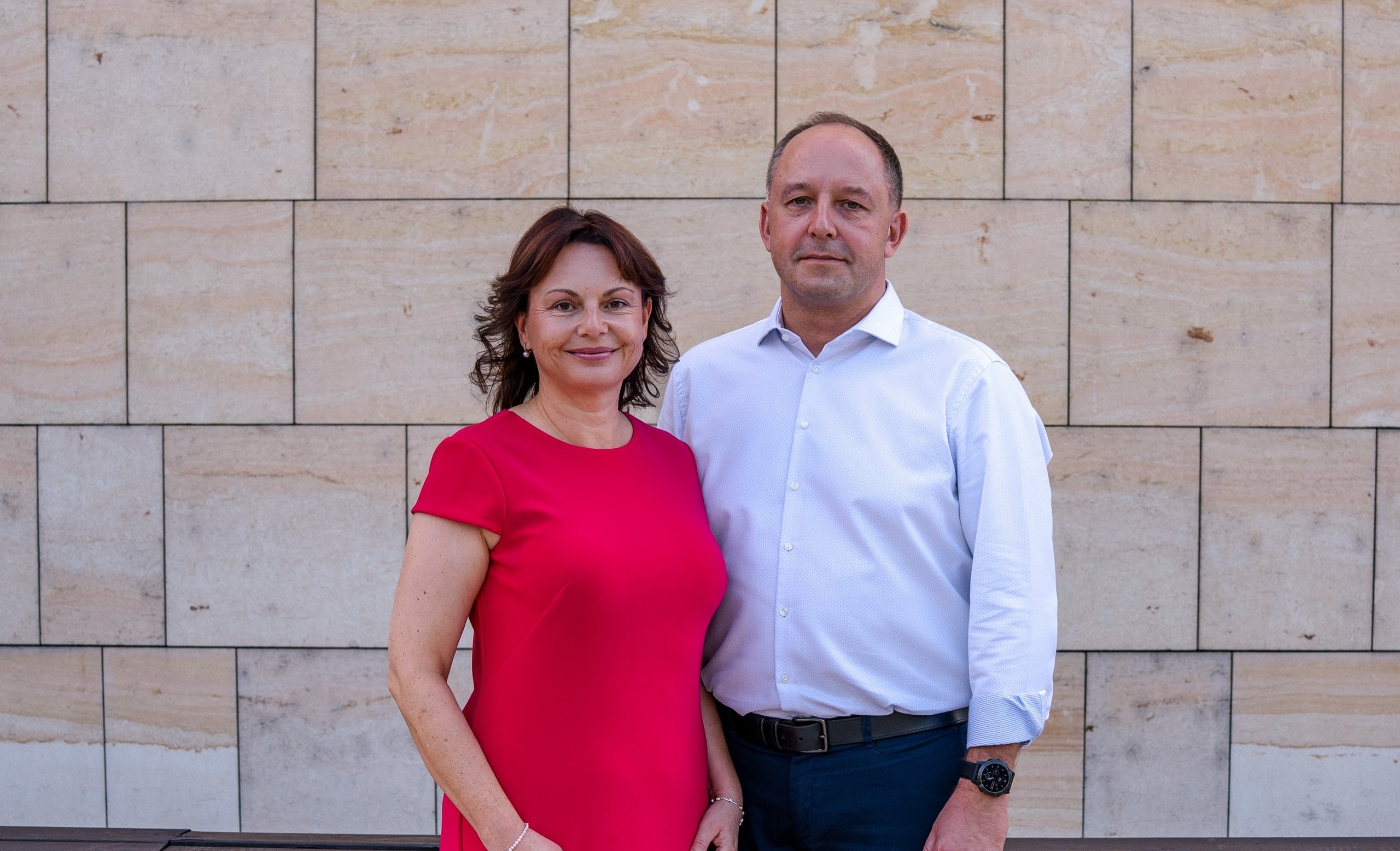 Renata a Pavel Kostrhunovi před kanceláří RENČ