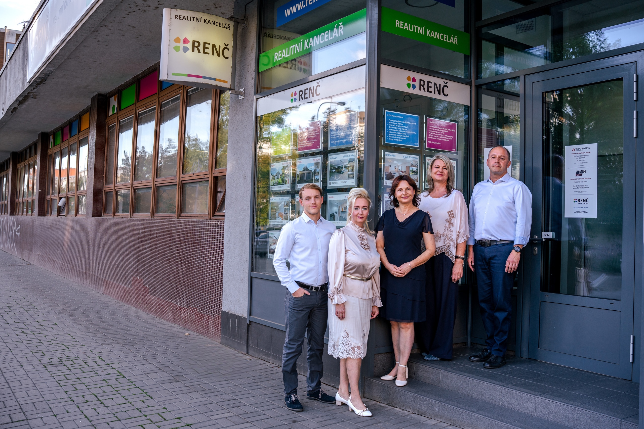 Tým RENČ před kanceláří na Kounicově 949/67